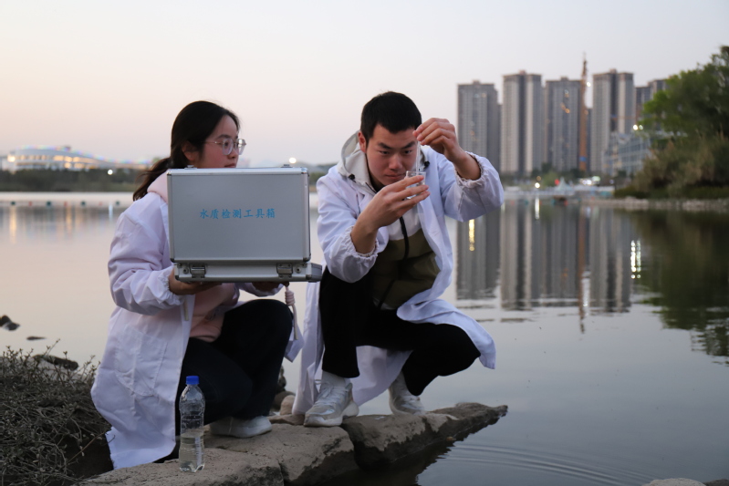 采集旗山湖水样