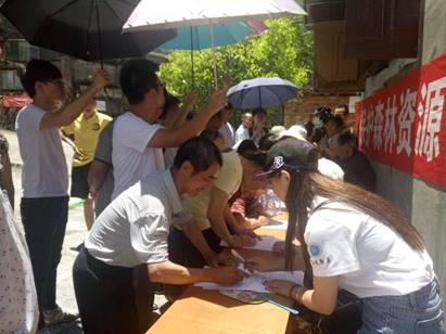 村民积极参与环保问卷调查